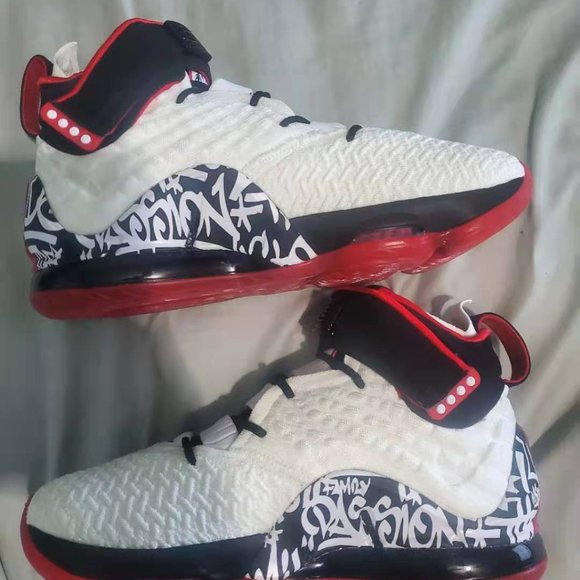 New Lebron James Graffiti Basketball Shoes SZ 8.5 main image 4